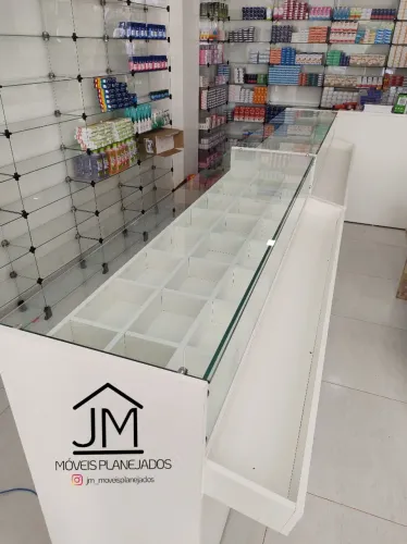 Balcão Expositor Branco com Vidro para Farmácia