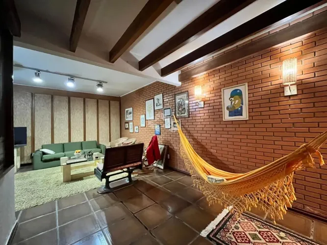 Apartamento mobiliado de 3 quartos, sendo uma suíte, no coração do Bairro Bom Fim.