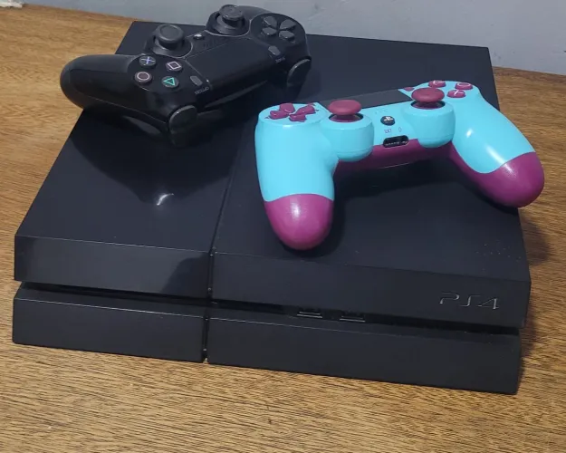 Playstation 4 muito novo 2 controles