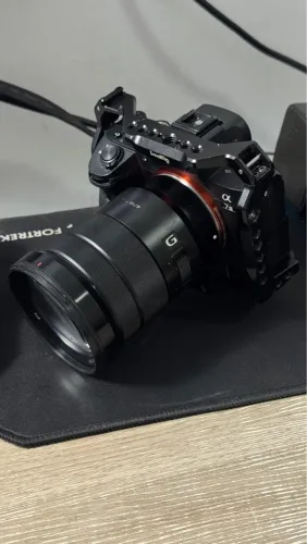 Câmera Sony Alpha 7III com Cage e Lente sony G 18-105mm F4