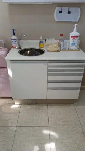 Balcão odontológico branco com pia Seminovo