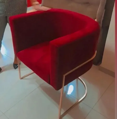Poltronas Curvas Pés ferro