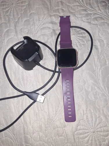Smartwatch Fitbit Versa com Carregador
