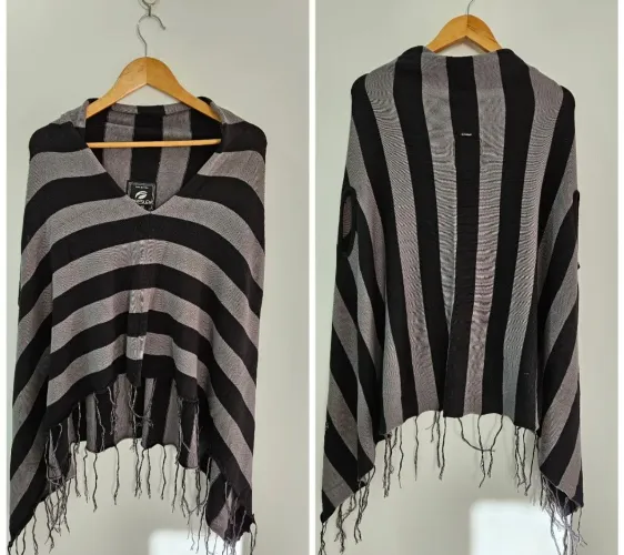 Poncho listrado preto e cinza