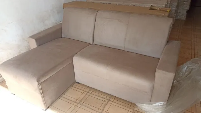 Sofá Chaise em Suede Bege - Novo