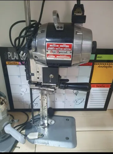 Maquina da cortar tecidos e malhas