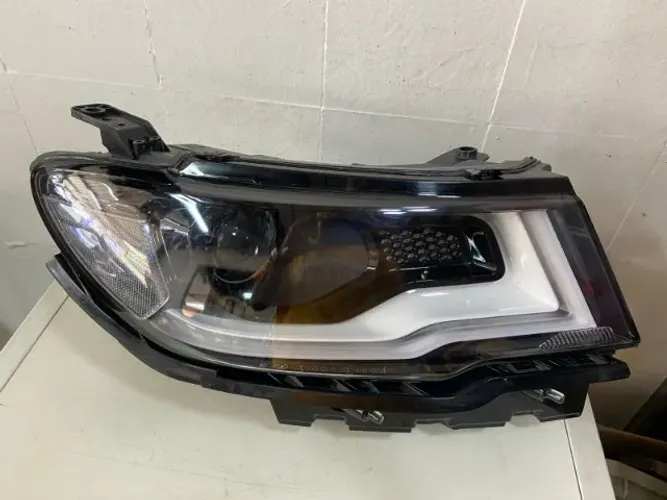 Farol Jeep Compass com xenon (direito)