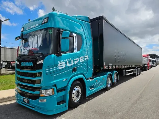 Scania R460 Super Tração 6x2 Ano 24 200 mil km + baú Facchini 30 plt ano 2026 15.40 x 2.80