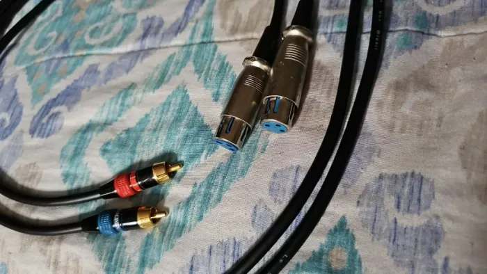 Dois Cabos para mesa som, marca Le Som com pugls XLR femea e plug RCA macho, com 1,80  mts
