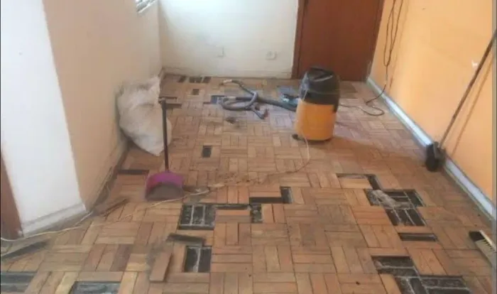 Trabalho de Remoção de tacos antigos residências Reforma  piso moveis madeira entre outros