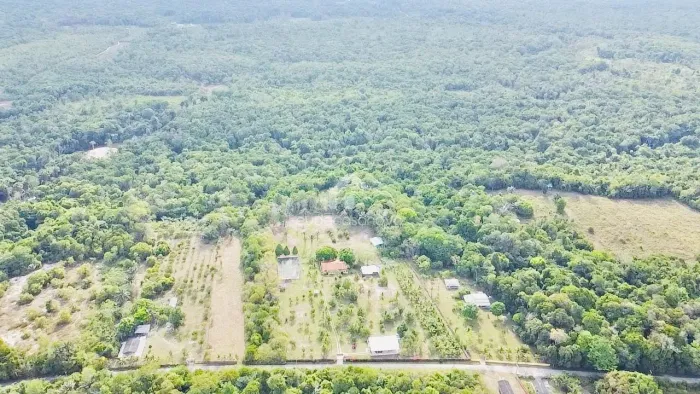 Sítio Rio Preto da Eva, 3 casas, quadra, Praia nos fundos