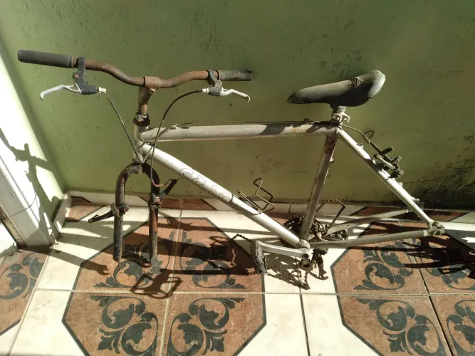 Vendo 2 quadros de bicicletas de alumínio cada um por 100 reais Tel. *