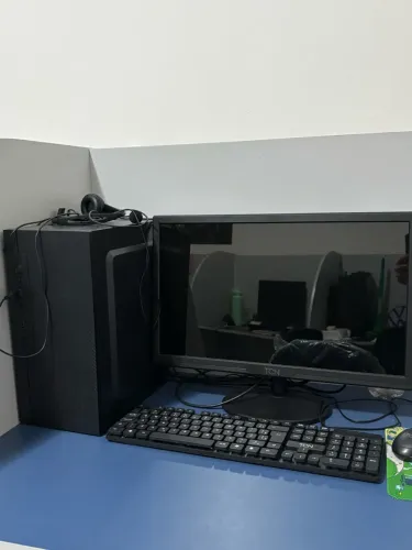 Computador Desktop Completo com Monitor, Teclado e Mouse