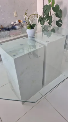 Mesa de jantar com tampo de vidro e base de mármore 