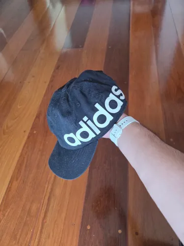 Boné adidas letreiro original