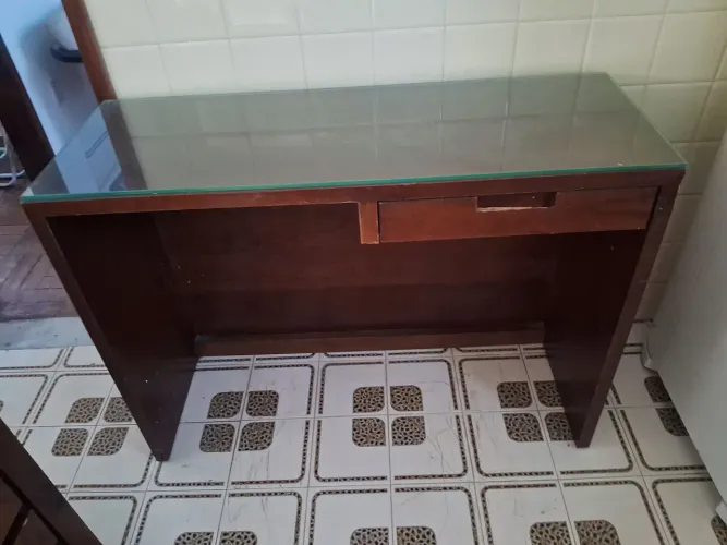 Mesa estudo com tampo de vidro e gaveta