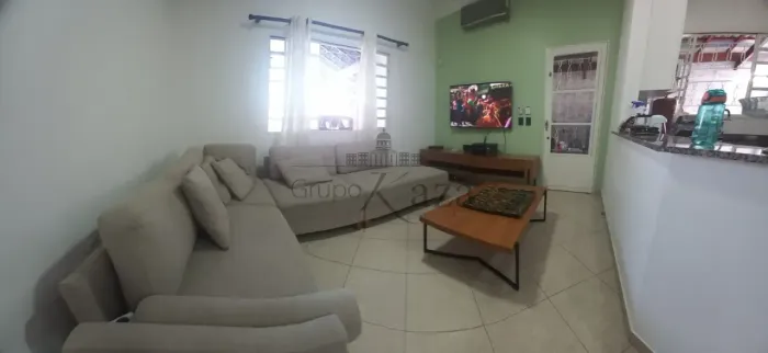 Casa - Vila das Flores - 2 Dormitórios - 130m².