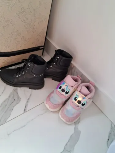 Bota da molequinha, mais o tenis do stitch numeração 32