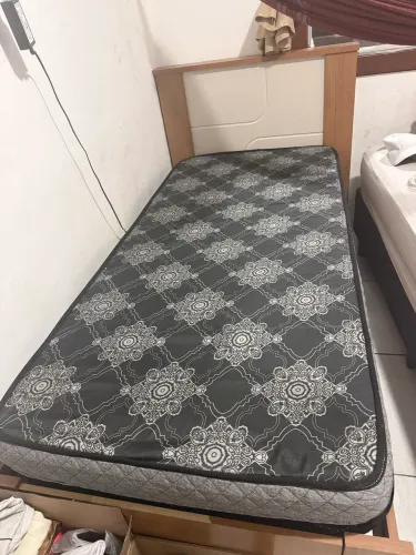 Vendo cama de solteiro com colchão
