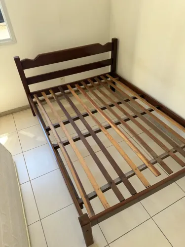 Cama de casal em madeira maciça