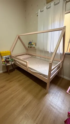 Cama infantil casinha rosa (acompanha colchão)