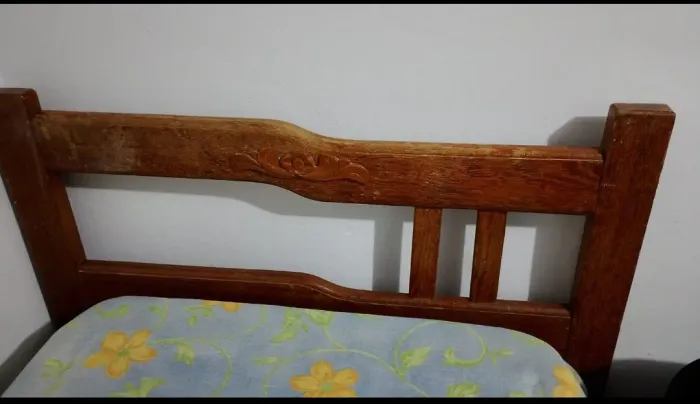 Cama de madeira de solteiro 