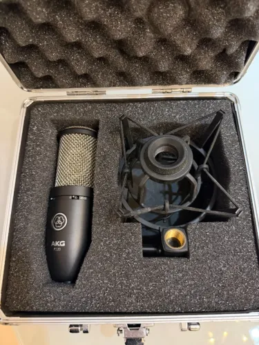 Microfone AKG P220 Condensador + Caixa e Suporte