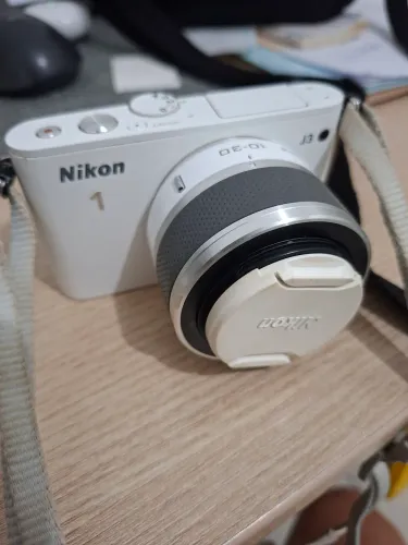 Câmera Nikon 1 J3 branca com lente VR 10-30mm.