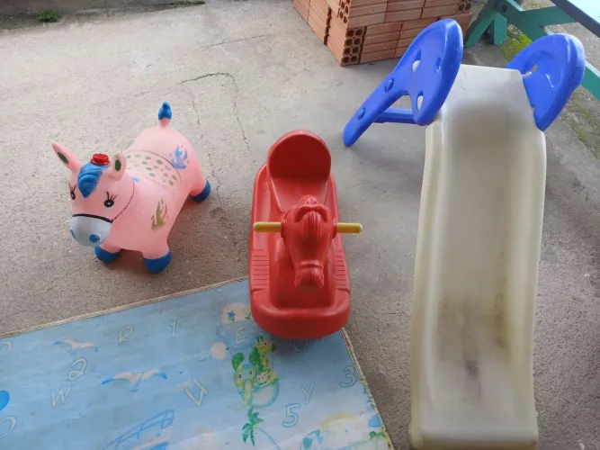 Vende trio 2 cavalinhos e um escorregado.