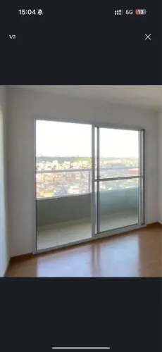 Porta de correr em vidro com esquadria de alumínio