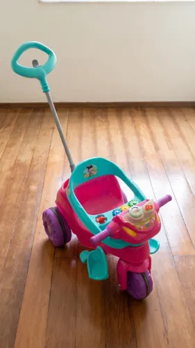 Triciclo Infantil de Passeio 2 em 1 com Haste - Diversão e Segurança Garantidas!