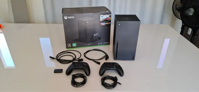 Xbox Series X 1TB Completo com Caixa, 2 Controles e Bateria Recarregável