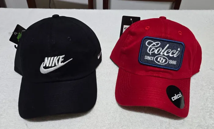 Bonés da Nike e Colcci 