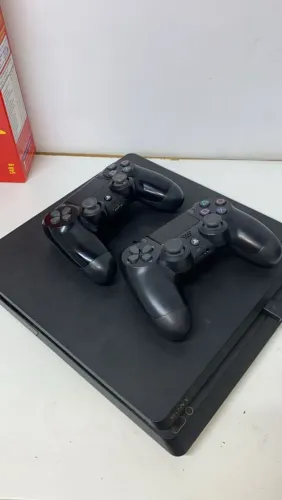 Ps4 1tb com 2 controles