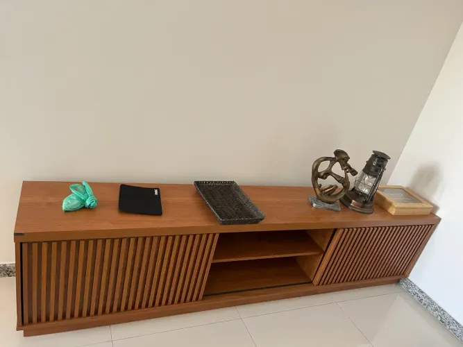 Rack Moderno em MDF Marrom para TV Até 75" com 2 Portas