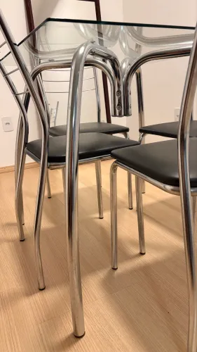 Mesa de vidro com 4 cadeiras