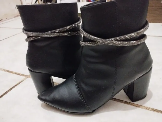 Bota feminina com strass salto grosso