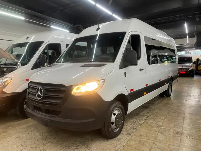 VAN PARA TURISMO, VIAGENS E FRETAMENTOS
