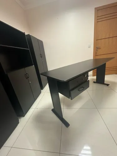 Mesa de Escritório Preta com 2 Gavetas e Chave - Bom Estado