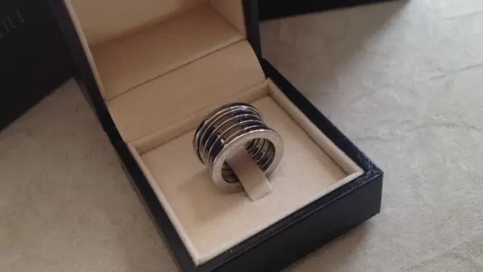 Anel Modelo Bvlgaria em Titânio Banhado a ouro branco