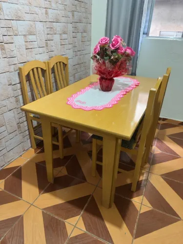 Mesa com quatro cadeiras