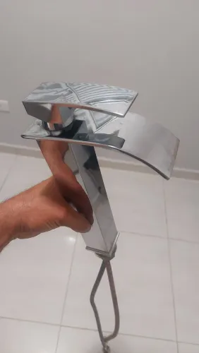 2 torneiras de inox para banheiro