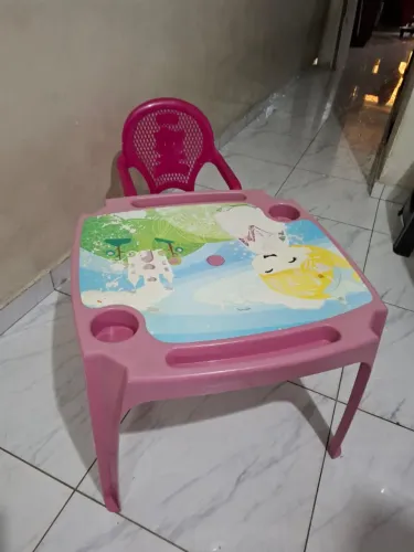 Mesinha e cadeirinha infantil
