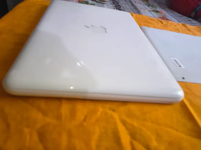 Macbook white 2010