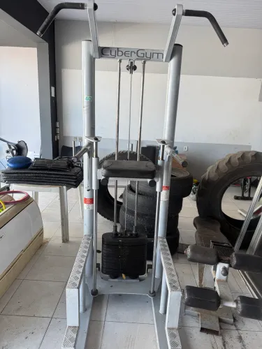 Gráviton Cyber Gym - Equipamento usado academia