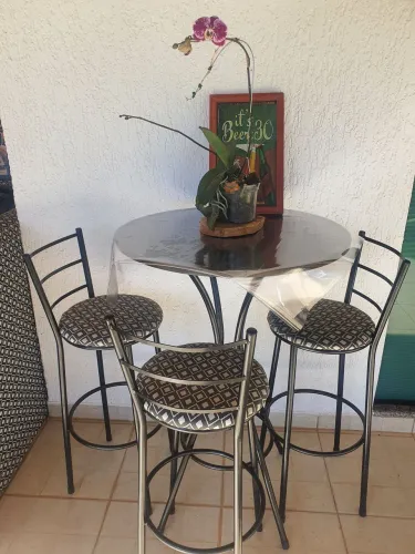 LINDO CONJUNTO MESA BISTRÔ COM BANQUETAS 