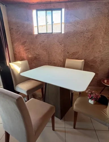 Mesa com 4 cadeiras
