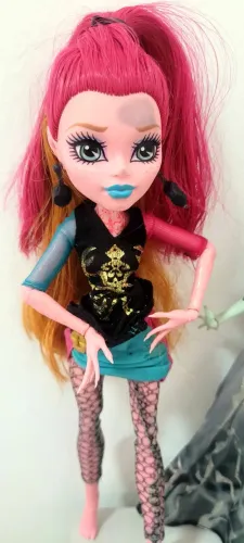GIGI GRANT - Lançada em 2014 pela Mattel - possui uma manchinha na testa