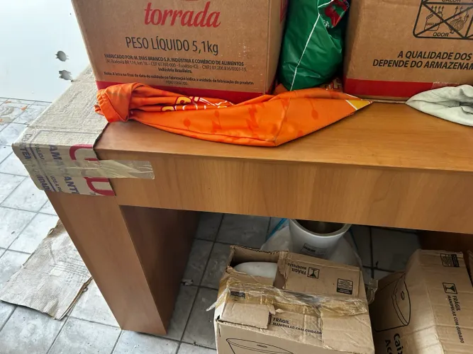 Mesa de valorização para loja em madeira 