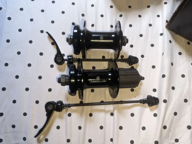 PAR DE CUBOS ABSOLUTE NERO 36 FUROS K7 C/BLOCAGEM - 8V a 12V - ROLAMENTADO FREIO A DISCO